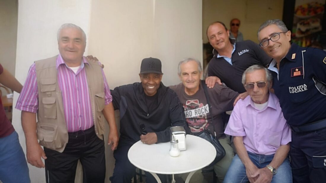 Denzel Washington con Miguel e la gente di Atrani al Caffè Vittoria